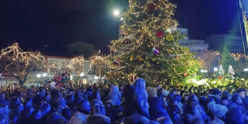Φλώρινα: Εντυπωσιακό το άναμμα του Χριστουγεννιάτικου Δέντρου της πόλης