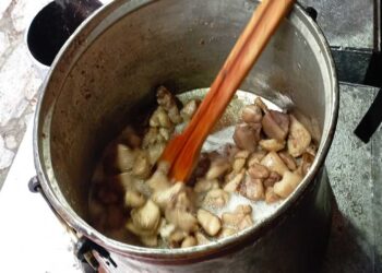 Με πολύ κέφι και χορό ξεκίνησε η 15η Γουρνοχαρά στην Βλάστη (φώτο-βίντεο)