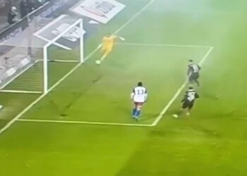 Ζανκτ Πάουλι – Αμβούργο: Απίστευτο αυτογκόλ από τον γκολκίπερ των φιλοξενούμενων