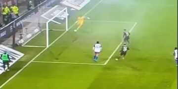 Ζανκτ Πάουλι – Αμβούργο: Απίστευτο αυτογκόλ από τον γκολκίπερ των φιλοξενούμενων