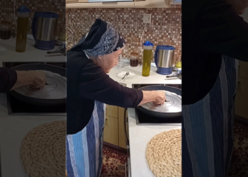 Η Πτολεμαϊδιώτισσα γιαγιά Βάσω Καραπαναγιωτίδη φτιάχνει το καλύτερο περέκ στο τηγάνι και γίνεται viral στο ίντερνετ