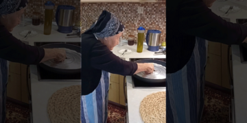 Η Πτολεμαϊδιώτισσα γιαγιά Βάσω Καραπαναγιωτίδη φτιάχνει το καλύτερο περέκ στο τηγάνι και γίνεται viral στο ίντερνετ