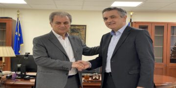 Πραγματοποιήθηκε η παράδοση- παραλαβή των “κλειδιών” της περιφέρειας από τον Γιώργο Κασαπίδη στον Γιώργο Αμανατίδη