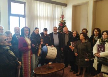 Τα κάλαντα στον Δήμαρχο έψαλαν ο Ποντιακός Σύλλογος και οι Πρόσκοποι (βίντεο)