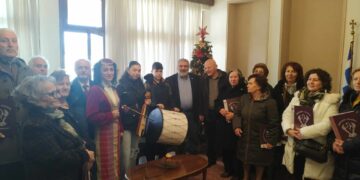 Τα κάλαντα στον Δήμαρχο έψαλαν ο Ποντιακός Σύλλογος και οι Πρόσκοποι (βίντεο)