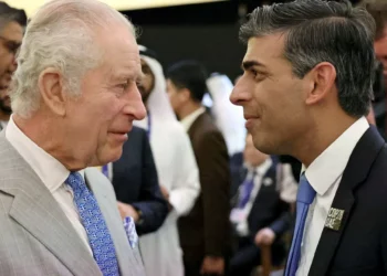 Ο Κάρολος εμφανίστηκε μπροστά στον Βρετανό Πρωθυπουργό φορώντας γραβάτα με ελληνική σημαία