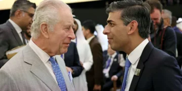 Ο Κάρολος εμφανίστηκε μπροστά στον Βρετανό Πρωθυπουργό φορώντας γραβάτα με ελληνική σημαία