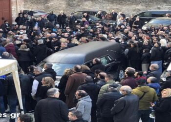 Βίντεο και φωτογραφίες από την άφιξη της σορού του Βασίλη Καρρά στην Αγία Σοφία για το λαϊκό προσκύνημα
