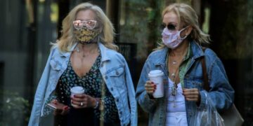 Κορωνοϊός: Επιστρέφει η covid-19 - Μάσκες και πάλι σε νοσοκομεία, κλειστούς χώρους και ΜΜΜ