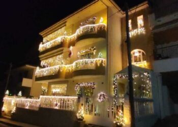 Το εντυπωσιακά στολισμένο σπίτι στην Κοζάνη φωταγωγήθηκε και εφέτος