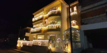 Το εντυπωσιακά στολισμένο σπίτι στην Κοζάνη φωταγωγήθηκε και εφέτος