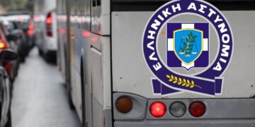 Κοζάνη: Αλλοδαπός οδηγός Λεωφορείου που εκτελούσε το Αλβανία – Ελλάδα προσπάθησε να περάσει στη χώρα 14 φιάλες ποτών