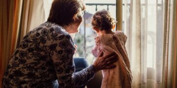 Κρατικό μηνιάτικο 500 ευρώ σε παππούδες και γιαγιάδες για να κρατάνε τα εγγόνια τους