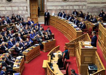 Μεταναστευτικό: Ψηφίζεται σήμερα η ρύθμιση - Τα δύο σενάρια για Σαμαρά και οι γκρίνιες των γαλάζιων βουλευτών