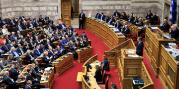 Μεταναστευτικό: Ψηφίζεται σήμερα η ρύθμιση - Τα δύο σενάρια για Σαμαρά και οι γκρίνιες των γαλάζιων βουλευτών