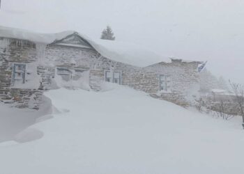 Εντυπωσιακές και πανέμορφες εικόνες απο το χιονισμένο Νυμφαίο όπου το χιόνι ξεπέρασε το 1,5 μέτρο (φώτο)