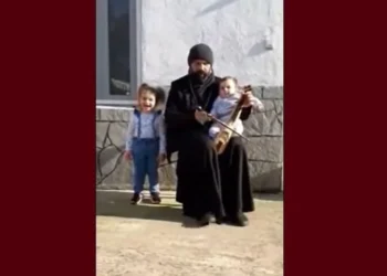 Ποντιακά κάλαντα: Με τη λύρα και το μωρό του στην αγκαλιά, ένας παπάς τραγουδά «Χριστός ’γεννέθεν»