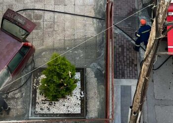 Πτολεμαΐδα: Φωτιά σε αυτοκίνητο σε πυλωτή στο κέντρο της πόλης