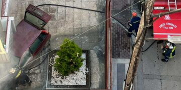Πτολεμαΐδα: Φωτιά σε αυτοκίνητο σε πυλωτή στο κέντρο της πόλης