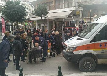 Πτολεμαΐδα: Ηλικιωμένος ζαλίστηκε στη λαϊκή αγορά - Κομφούζιο με το ασθενοφόρο να περνά ανάμεσα από τους πάγκους - Βίντεο