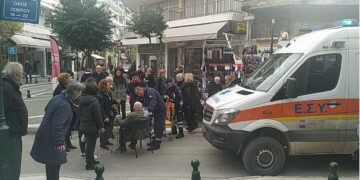 Πτολεμαΐδα: Ηλικιωμένος ζαλίστηκε στη λαϊκή αγορά - Κομφούζιο με το ασθενοφόρο να περνά ανάμεσα από τους πάγκους - Βίντεο