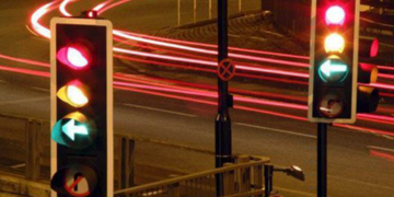 Αναστάτωσε ολόκληρο τον Βόλο: Πέρασε με κόκκινο 12 φανάρια και τράκαρε περιπολικό για να αποφύγει το αλκοτέστ