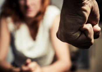 Σοκ: Γυναίκα δέχτηκε άγριο ξυλοδαρμό έξω από το σχολείο του παιδιού της στη Θεσσαλονίκη - Δείτε βίντεο