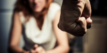 Σοκ: Γυναίκα δέχτηκε άγριο ξυλοδαρμό έξω από το σχολείο του παιδιού της στη Θεσσαλονίκη - Δείτε βίντεο