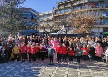 Χορεύοντας με τον Καρυοθραύστη από την σχολή χορού της Μάρθας Τασιούδη στην κεντρική πλατεία