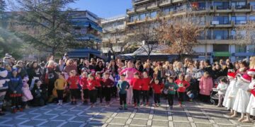 Χορεύοντας με τον Καρυοθραύστη από την σχολή χορού της Μάρθας Τασιούδη στην κεντρική πλατεία