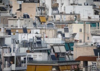 Τέλος στις πολυκατοικίες με πετρέλαιο και φυσικό αέριο λέει η ΕΕ – Τα πάνω κάτω φέρνει η νέα Οδηγία
