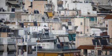 Τέλος στις πολυκατοικίες με πετρέλαιο και φυσικό αέριο λέει η ΕΕ – Τα πάνω κάτω φέρνει η νέα Οδηγία