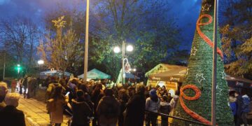 Το Πνεύμα των Χριστουγέννων έφτασε στην κοινότητα Δρεπάνου - Φωταγωγήθηκε το χριστουγεννιάτικο δέντρο