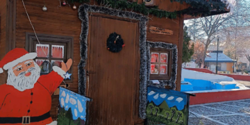 Τοποθετήθηκε το εορταστικό “σπιτάκι” του Συλλόγου Μικρασιατών Πτολεμαΐδας στην κεντρική πλατεία της πόλης! (της Κούλας Πουλασιχίδου)