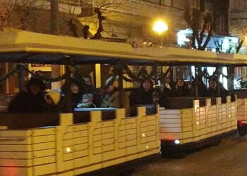 Ξεκίνησε τα δρομολόγιά του το χριστουγεννιάτικο τρενάκι στην Πτολεμαΐδα (βίντεο)