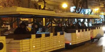 Ξεκίνησε τα δρομολόγιά του το χριστουγεννιάτικο τρενάκι στην Πτολεμαΐδα (βίντεο)