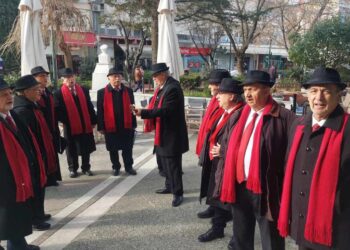 Τα κάλαντα στην πόλη αλλά και στον Δήμαρχο είπαν σήμερα παραμονή πρωτοχρονιάς οι Τροβαδούροι