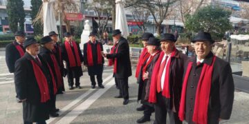 Τα κάλαντα στην πόλη αλλά και στον Δήμαρχο είπαν σήμερα παραμονή πρωτοχρονιάς οι Τροβαδούροι