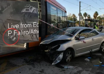 Π. Φάληρο: Αυτοκίνητο παρέσυρε πεζούς και μετά συγκρούστηκε με το τραμ -Μία νεκρή, ένας βαριά τραυματίας