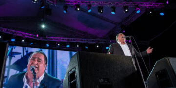 Βασίλης Καρράς: Σε λαϊκό προσκύνημα η σορός του – «Δάκρυσαν» οι πίστες για τον «Άρχοντα της Νύχτας» (βίντεο)