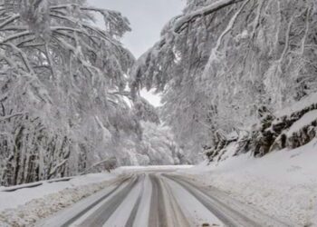 Η πανέμορφη φωτογραφία του Αργύρη Καραμούζα από την χιονισμένη Βίγλα