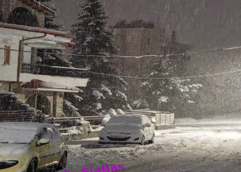 Πανέμορφη φωτογραφία από τη νυχτερινή χιονισμένη Φλώρινα (φώτο)