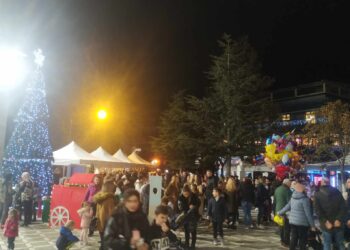 “Χριστουγεννιάτικη παραμυθοχώρα” στήθηκε στην κεντρική πλατεία Πτολεμαΐδας