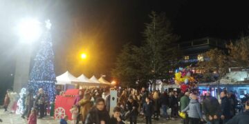 “Χριστουγεννιάτικη παραμυθοχώρα” στήθηκε στην κεντρική πλατεία Πτολεμαΐδας