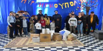 Στο πλαίσιο εορτασμού των Χριστουγέννων και του Νέου Έτους, οι Αστυνομικές Υπηρεσίες της Δυτικής Μακεδονίας συγκέντρωσαν εθελοντικά διάφορα είδη, τα οποία προσφέρθηκαν σε Ιδρύματα και φορείς