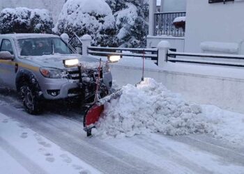 Με συνεχή χιονόπτωση, πραγματοποιείται ο αποχιονισμός στην Τ.Κ. Κομνηνών Εορδαίας ( ρεπορτάζ της Κούλας Πουλασιχίδου )
