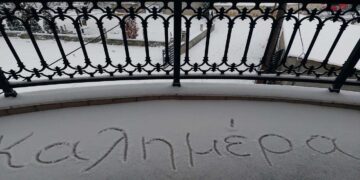 ΚΑΛΗΜΕΡΑ σε λευκό τοπίο στην Ασβεστόπετρα (φώτο)