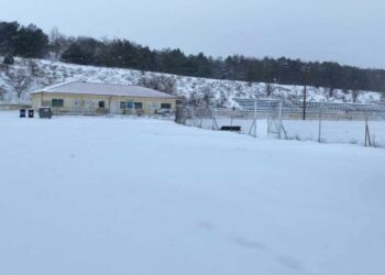 Έτοιμο για χιονοπόλεμο το γήπεδο του Περδίκκα (φώτο)