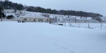 Έτοιμο για χιονοπόλεμο το γήπεδο του Περδίκκα (φώτο)