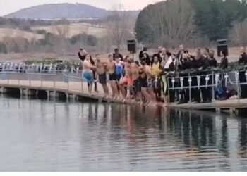 Αγιασμός των υδάτων στην τεχνητή λίμνη Πολυφύτου (βίντεο)